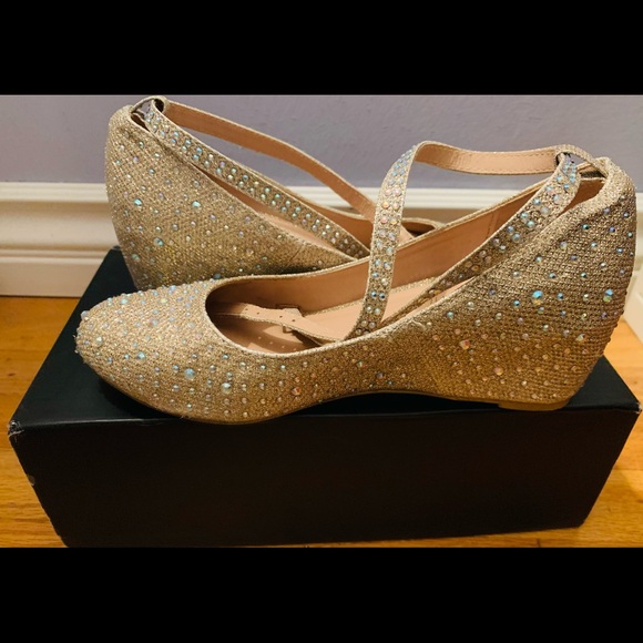 Chase + Chloe Beige/Gold Platform Heels - Picture 3 of 5